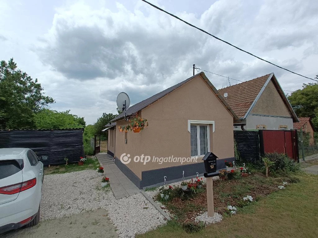 For sale grange, Pilis