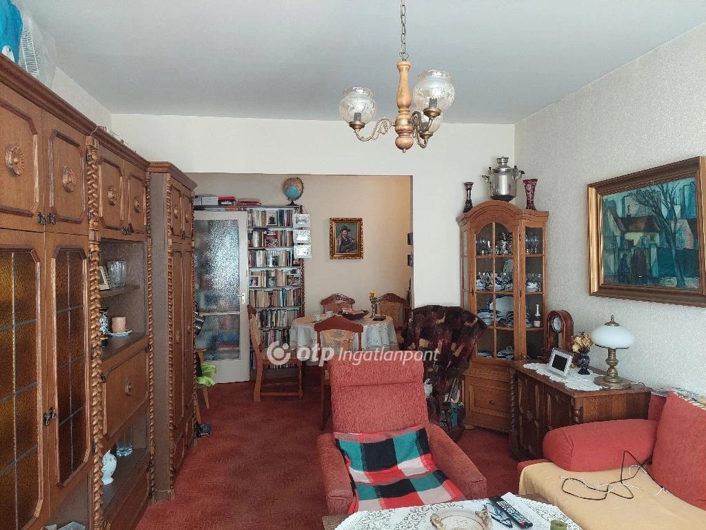 Eladó panellakás, Veszprém, x