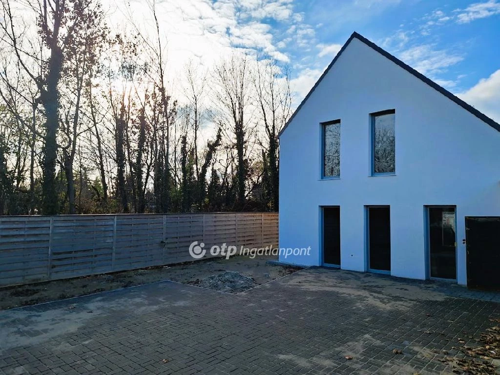 For sale semi-detached house, Balatonakarattya, Csendes