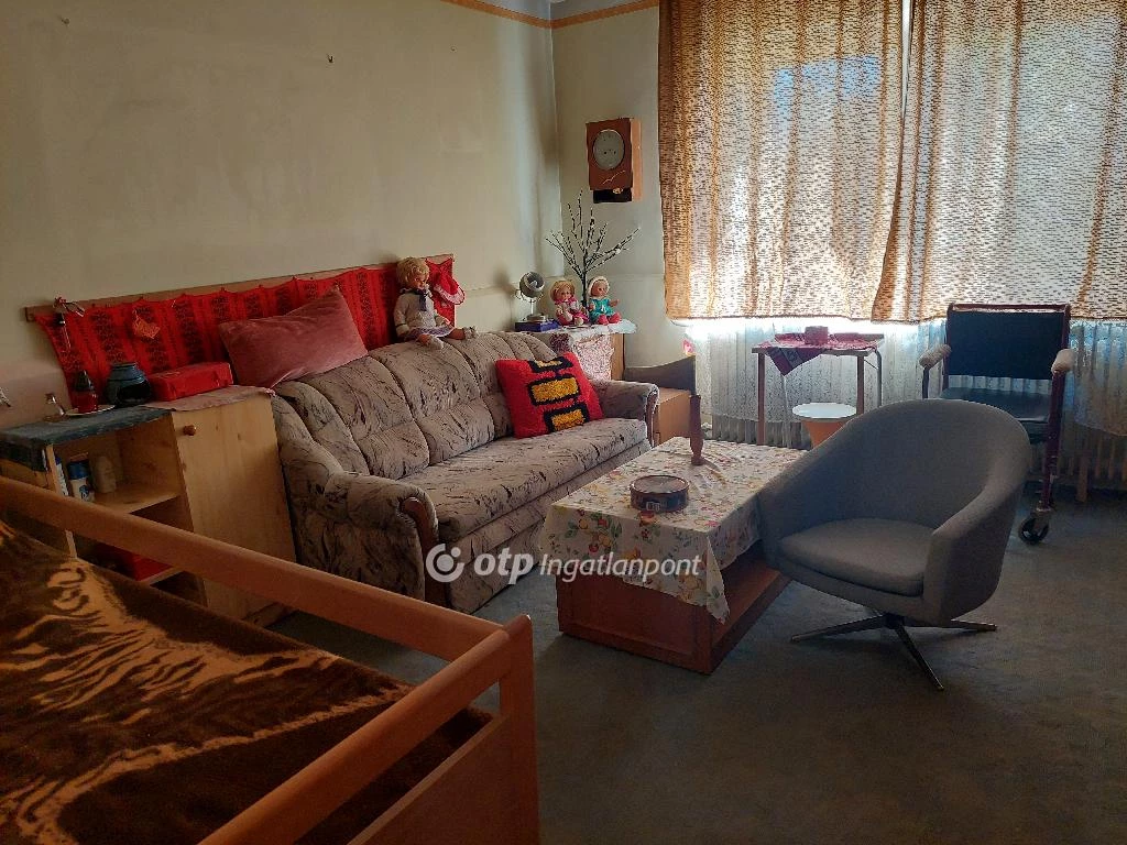 Eladó téglalakás, Zirc, x