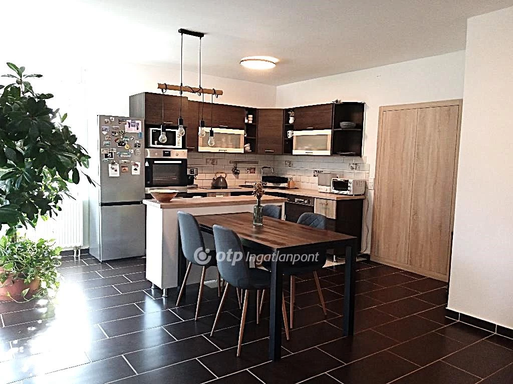 Eladó téglalakás, Veszprém, belvárosi