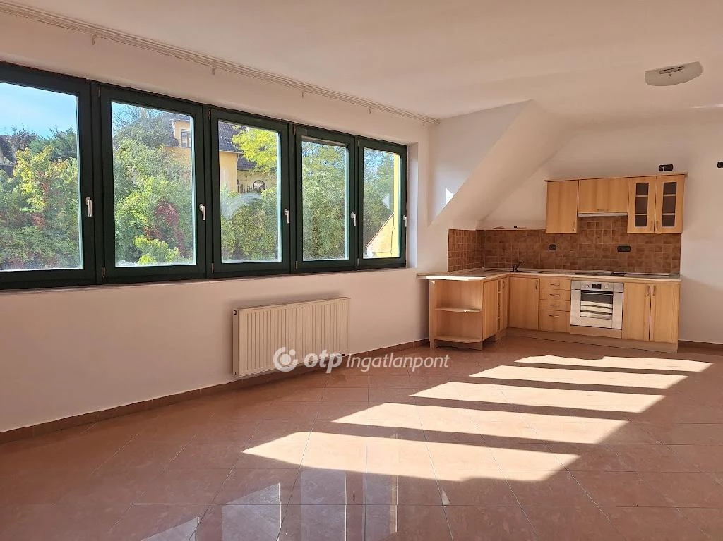 Eladó téglalakás, Veszprém, Belváros közeli