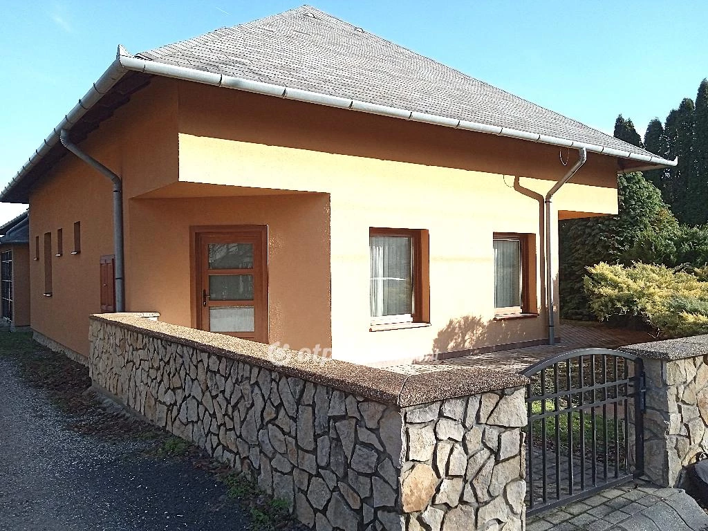 Eladó családi ház, Szentgál, csendes