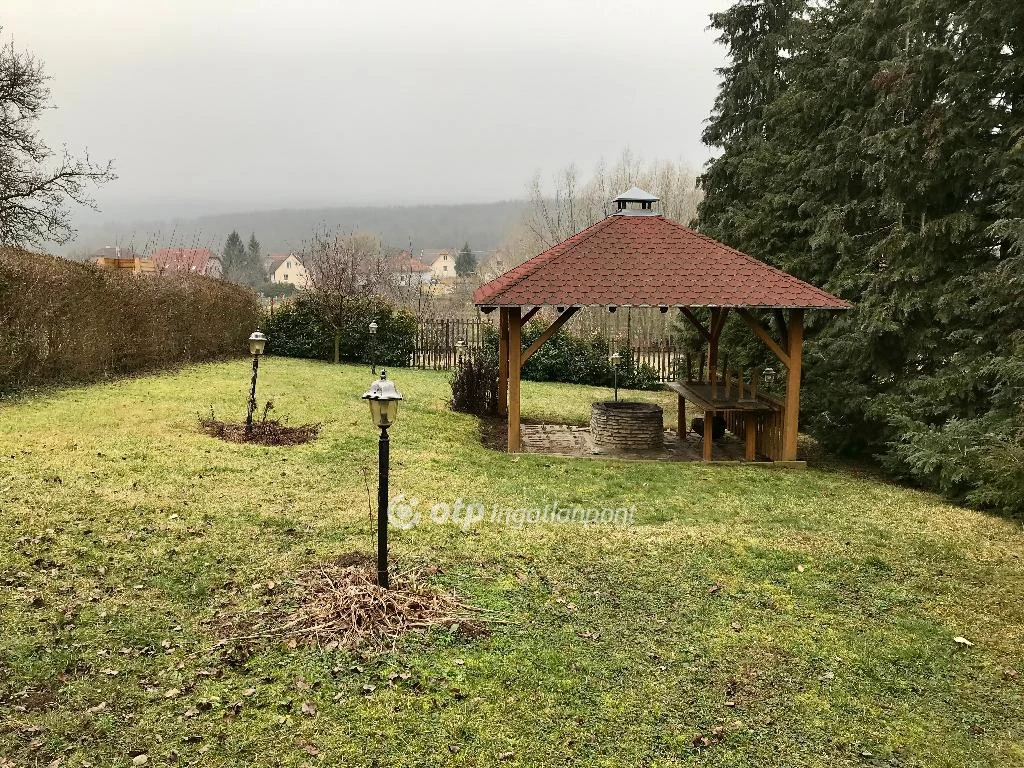 Eladó családi ház, Eplény, Családiházas