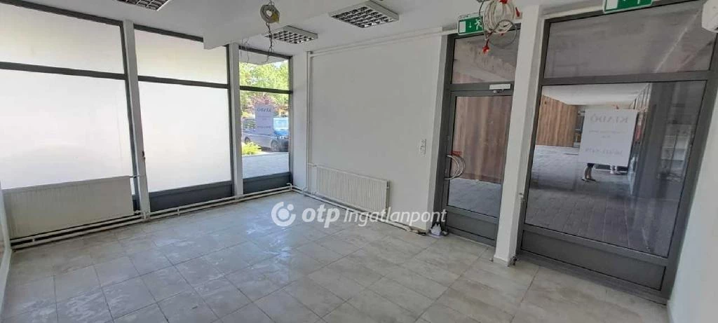 Kiadó üzlet, Ajka, x