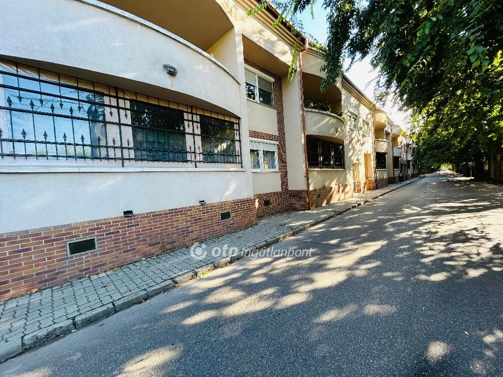 Eladó téglalakás, Debrecen, Nagyerdőalja