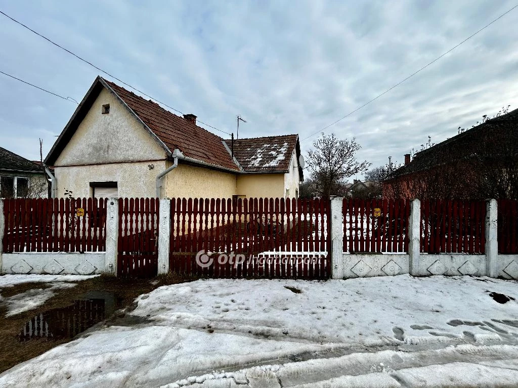 Eladó családi ház, Vámospércs, Központ közeli