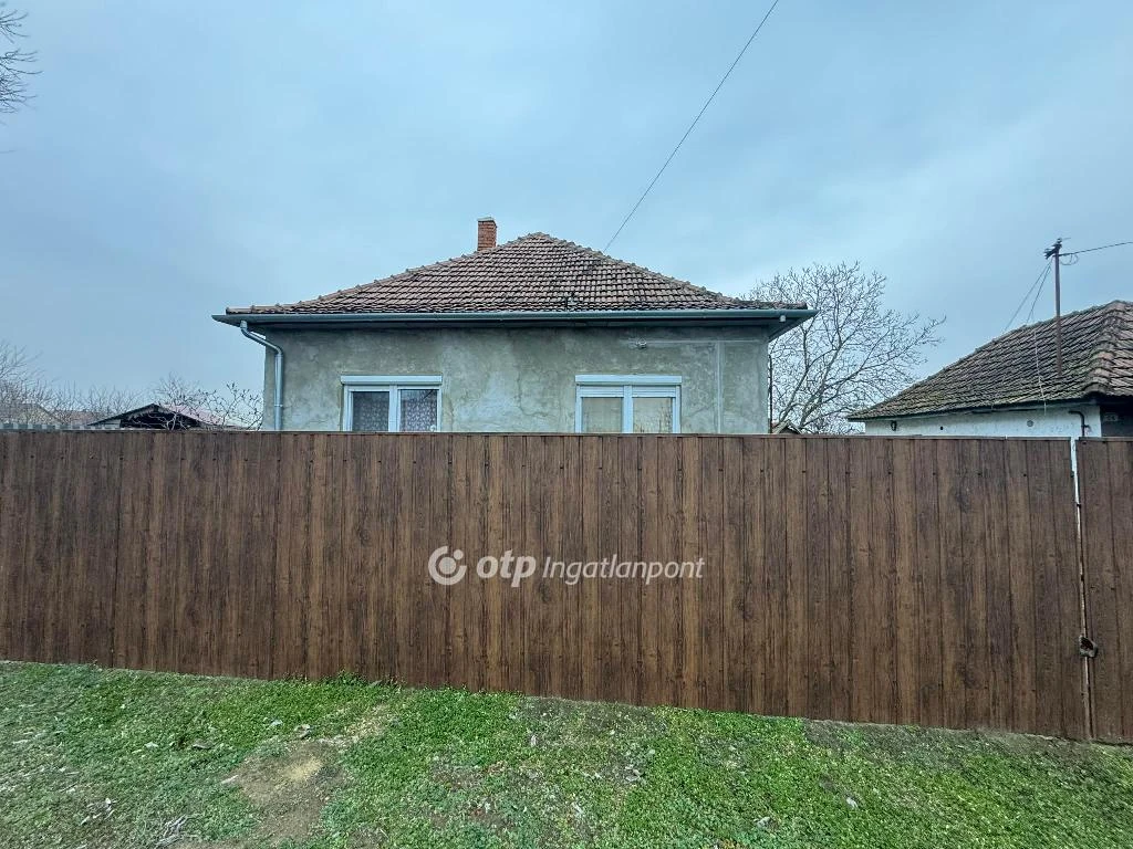 c3-1-name c2-1-name, Hajdúbagos, Posta közelében