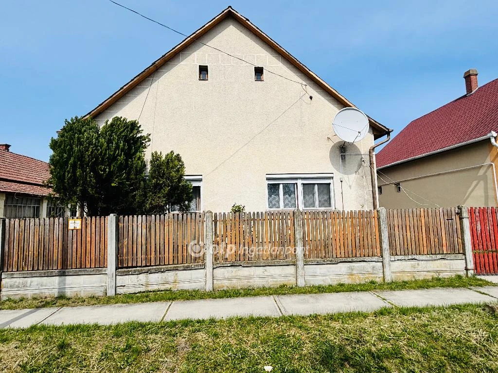 Eladó családi ház, Püspökladány, Központ közeli