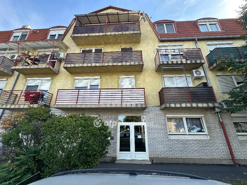 Eladó téglalakás, Nyíregyháza, Központ