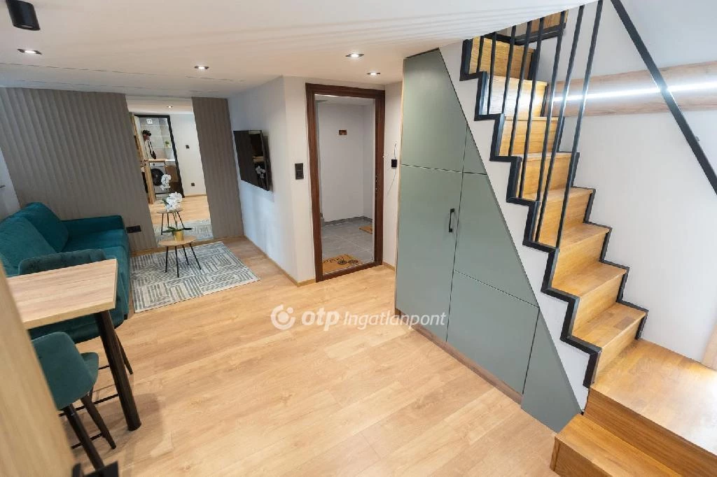 For sale brick flat, Budapest VI. kerület, Vörösmarty utca