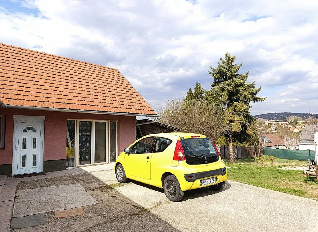 c3-1-name c2-2-name, Biatorbágy, Központ