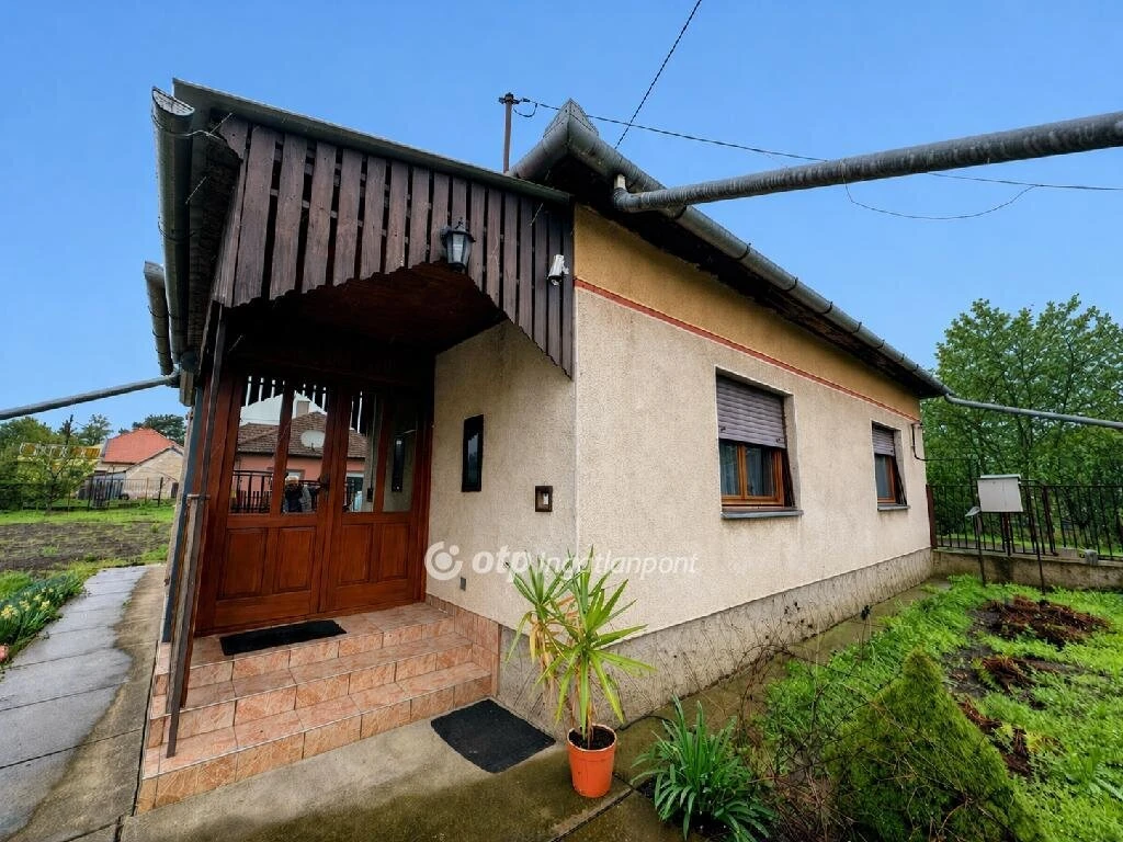 c3-1-name c2-1-name, Tiszaföldvár, Bajkai Gábor út