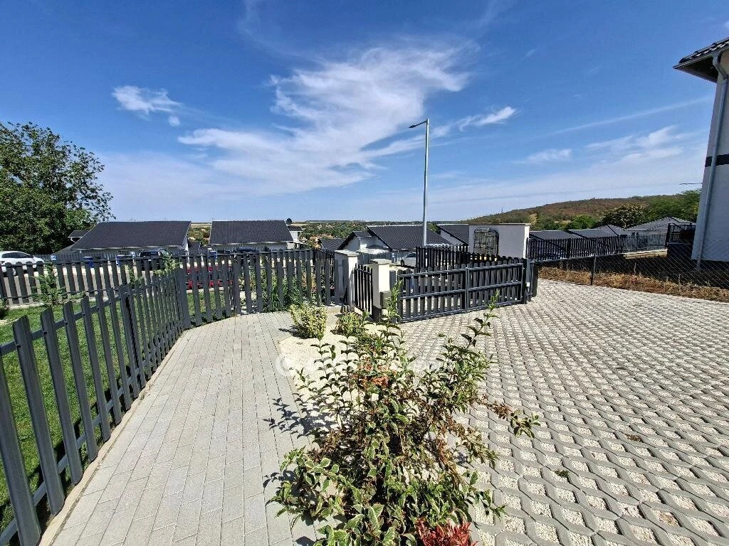 Panorámás, új építésű otthon saját kerttel és két erkéllyel, Mende