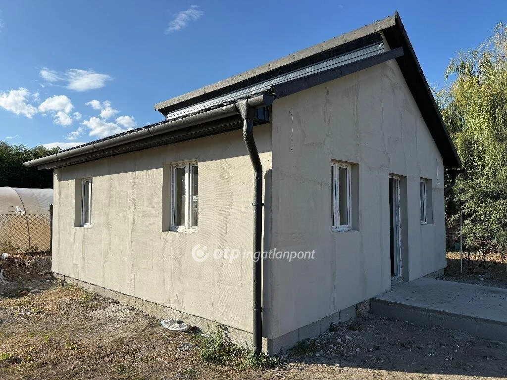 40 nm-es ház a vasút közelében, Nagykáta