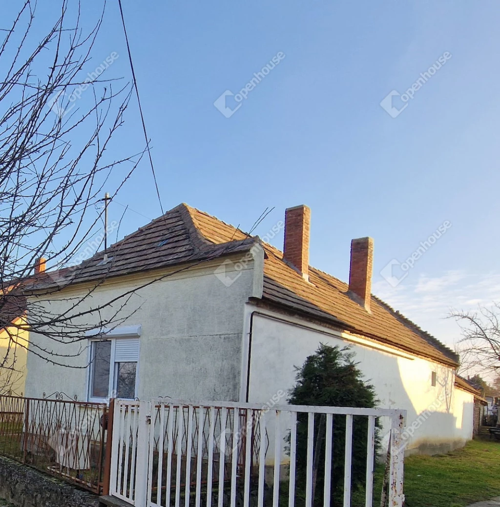 For sale house, Császár