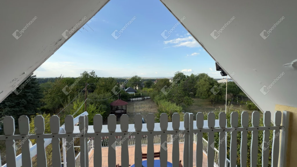 Dunaalmáson eladó Dunai panorámával ház  telekkel.