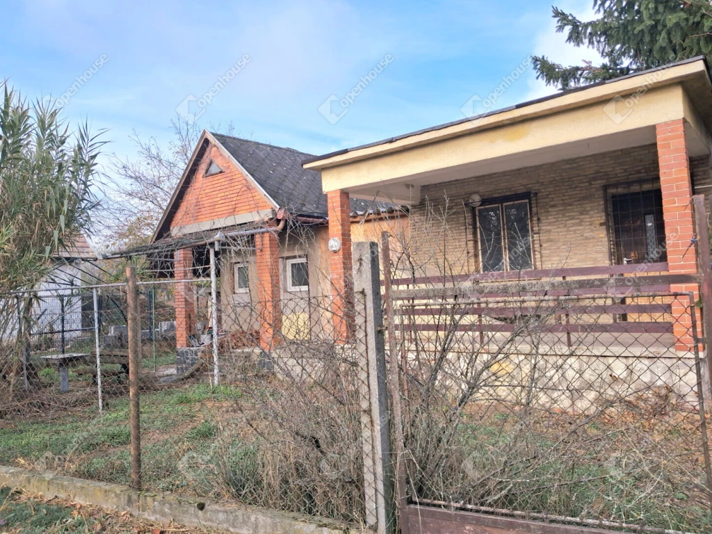 c3-1-name c2-84-name, Komárom, Szőny, Szabadság utca