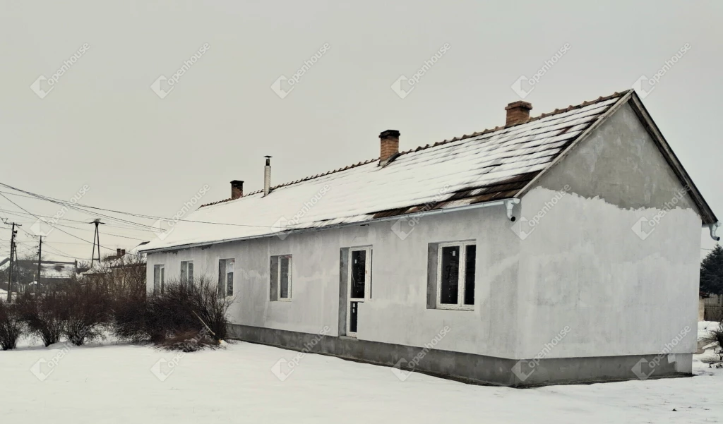 c3-1-name c2-19-name, Komárom, Szőny, Mártírok útja