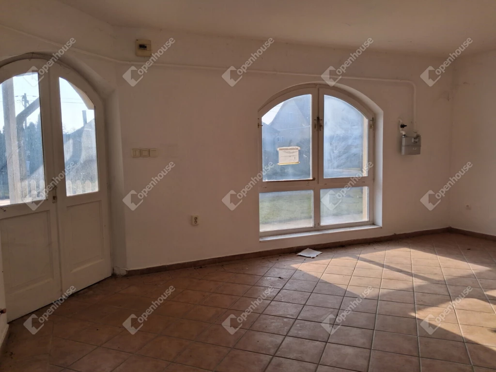 Bana központjában KIVÁLÓ ELHELYEZKEDÉSSEL  4800/M2 ÁRON kínálok  BIRTOKBA VEHETŐ KÖZVETLEN UTCAI BEJÁRATOS üzlethelyiséget!