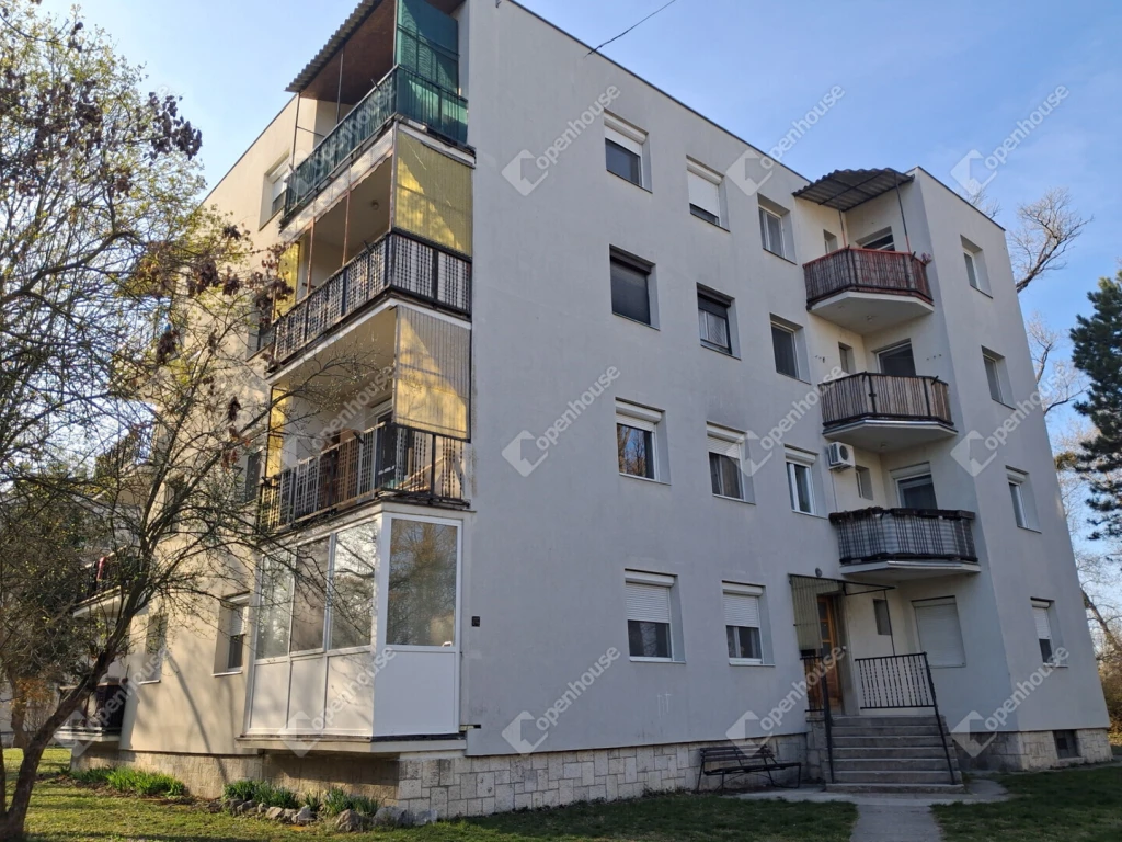 c3-1-name c2-19-name, Almásfüzitő, Azaum út