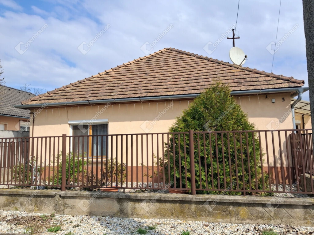 Ácson eladó 1211 m²-es telek, 84 m²-es házzal és melléképülettel.