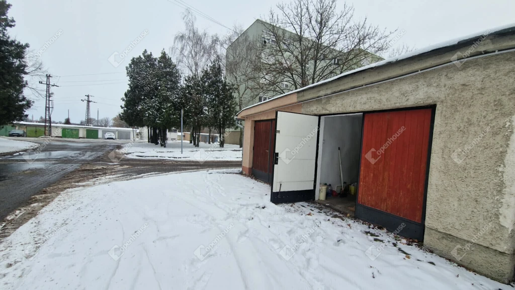 Kiadó garázs Komáromban.