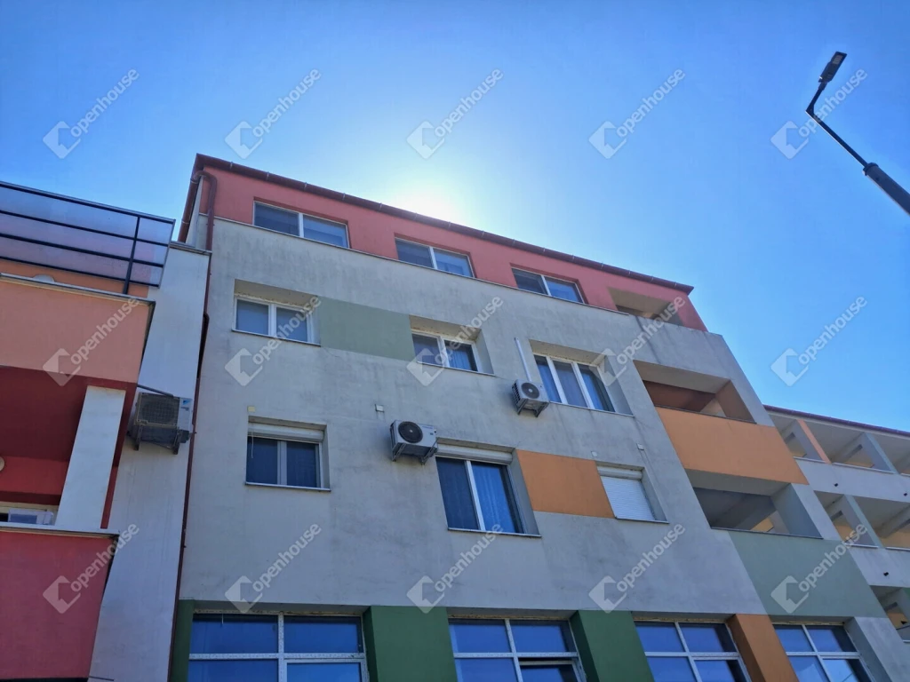 Komáromban, a Gyógyfürdőhöz ,városközponthoz  közel  kínálunk megvételre  lakást egy 7 lakásos, liftes épületben.