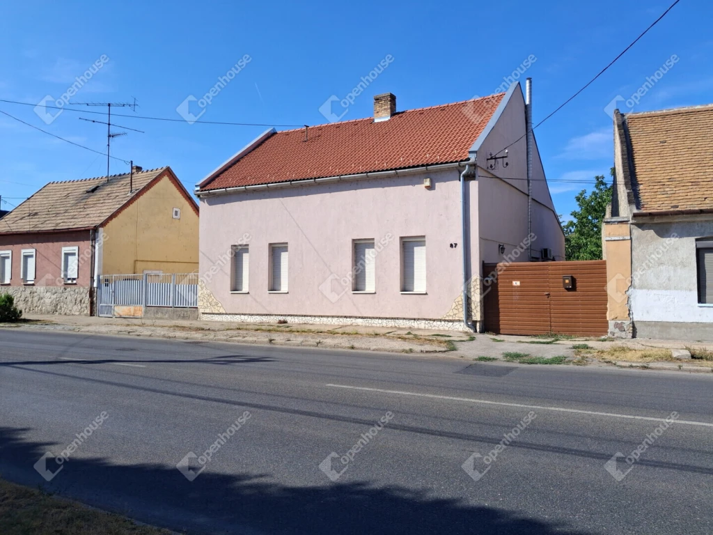 Két külön lakás, hatalmas telek és belvárosi kényelem Komárom szívében