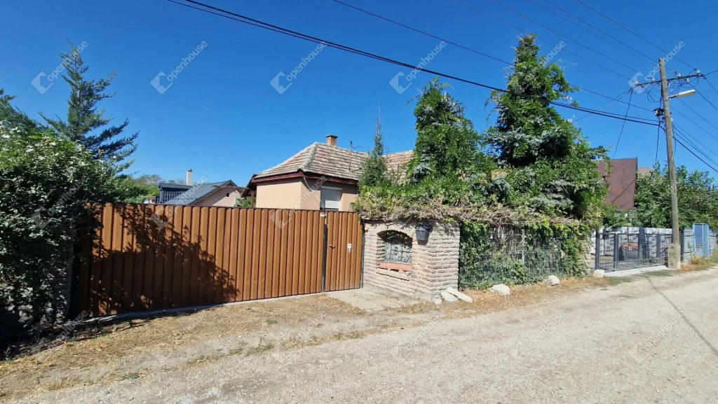Két külön lakrész 3871 m² telek – műhellyel, garázzsal Kisbéren eladó.