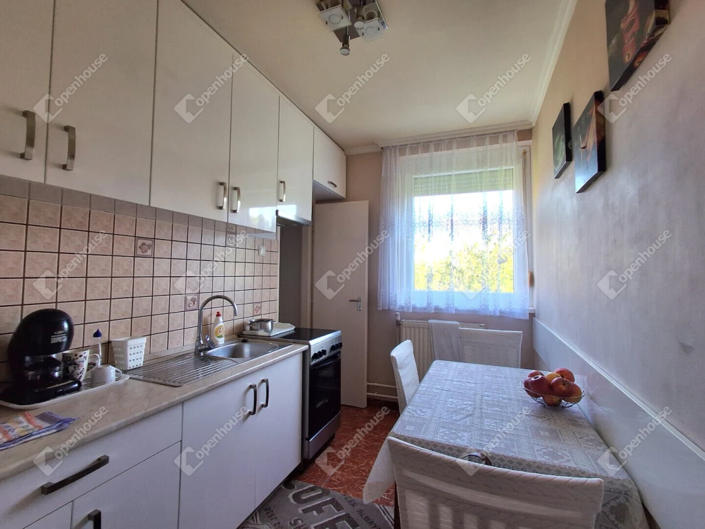 Komárom Honfoglalás utcában eladó egy 60 m²-es, háromszobás, harmadik emeleti társasházi lakás.