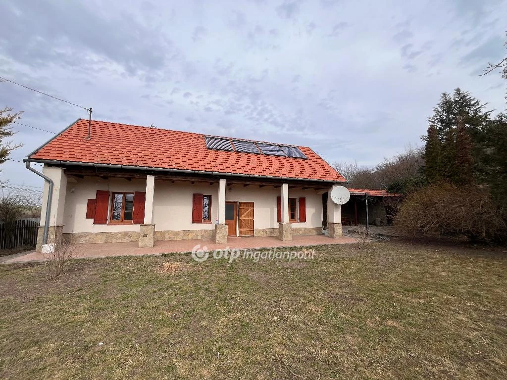 Kiadó Ház, Páty
