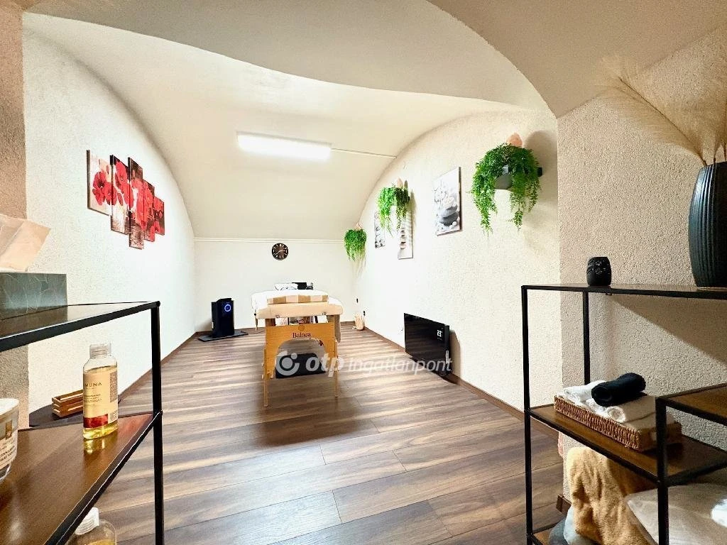 Eladó Üzlethelyiség, Budapest 7. ker.