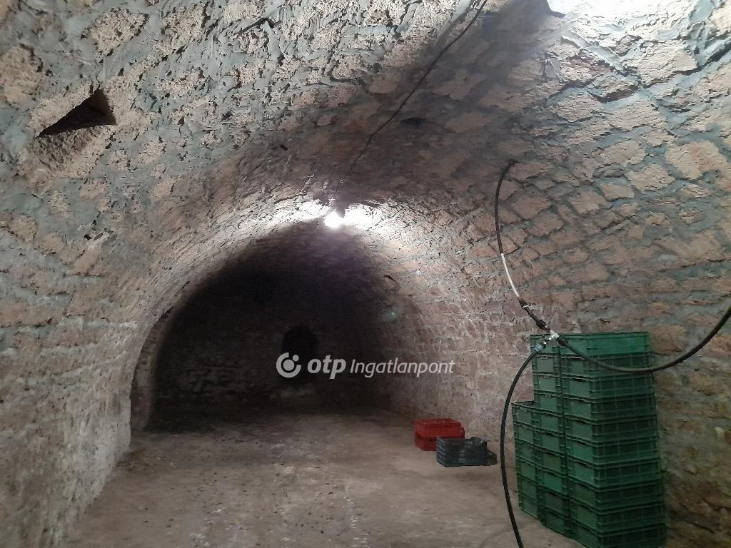 Eladó Üzem, Solymár