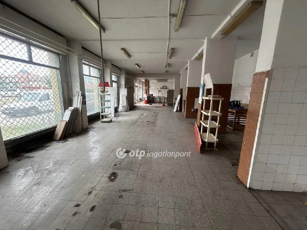 Eladó Üzlethelyiség, Aszód