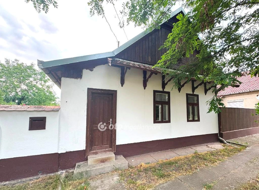 Eladó családi ház, Tiszanána, Központ közeli