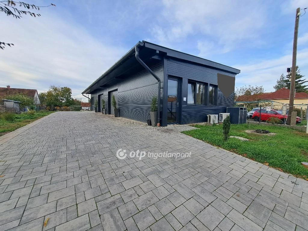 Eladó üzlet, Hajdúszoboszló, kertváros