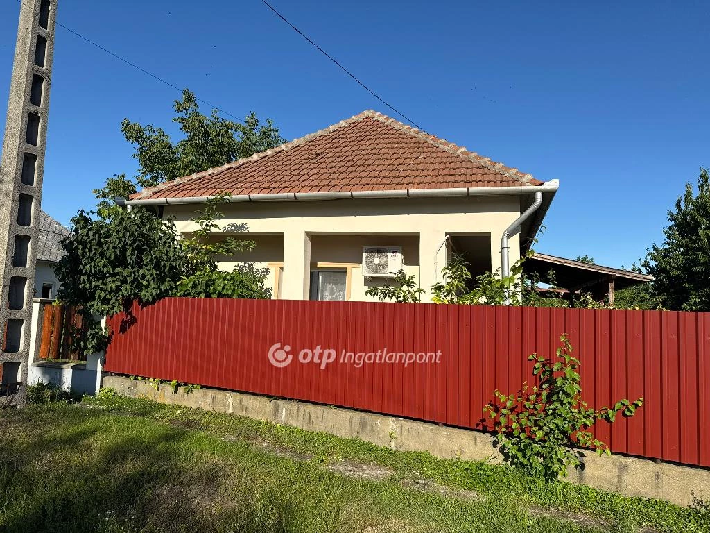 Eladó családi ház, Poroszló, Csendes