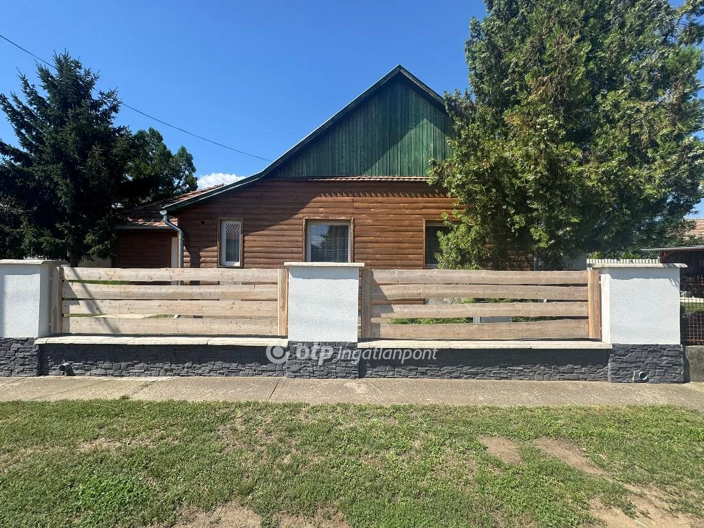 Eladó családi ház, Tiszafüred, Központ közeli