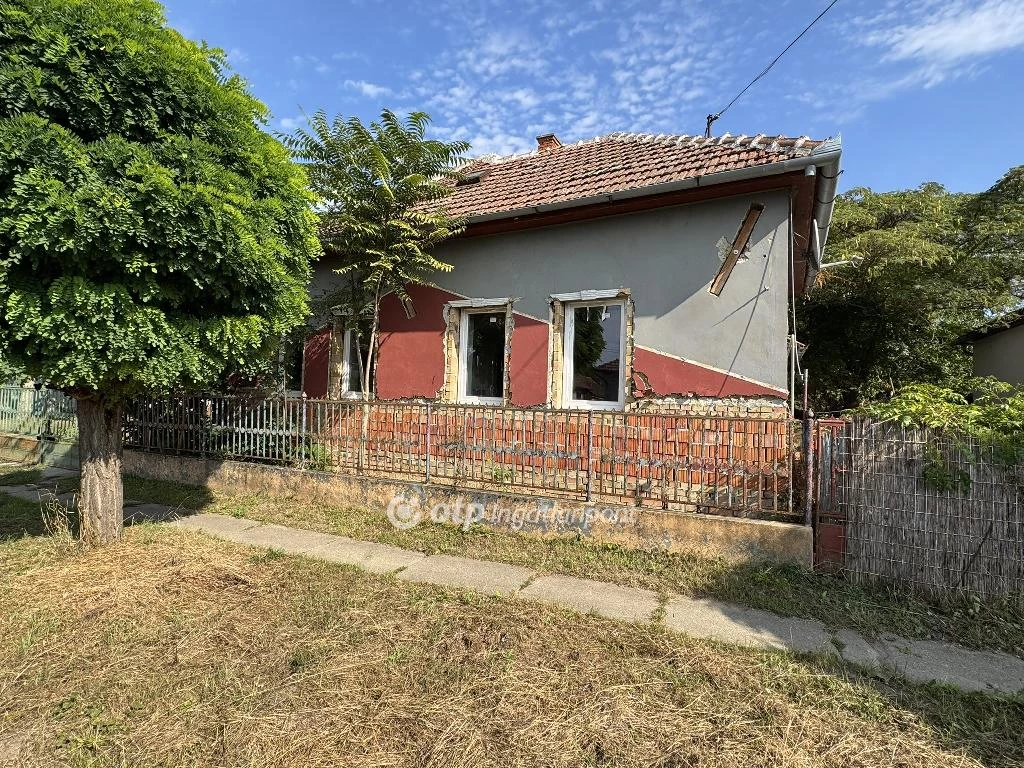 Eladó családi ház, Abádszalók, Központ közeli