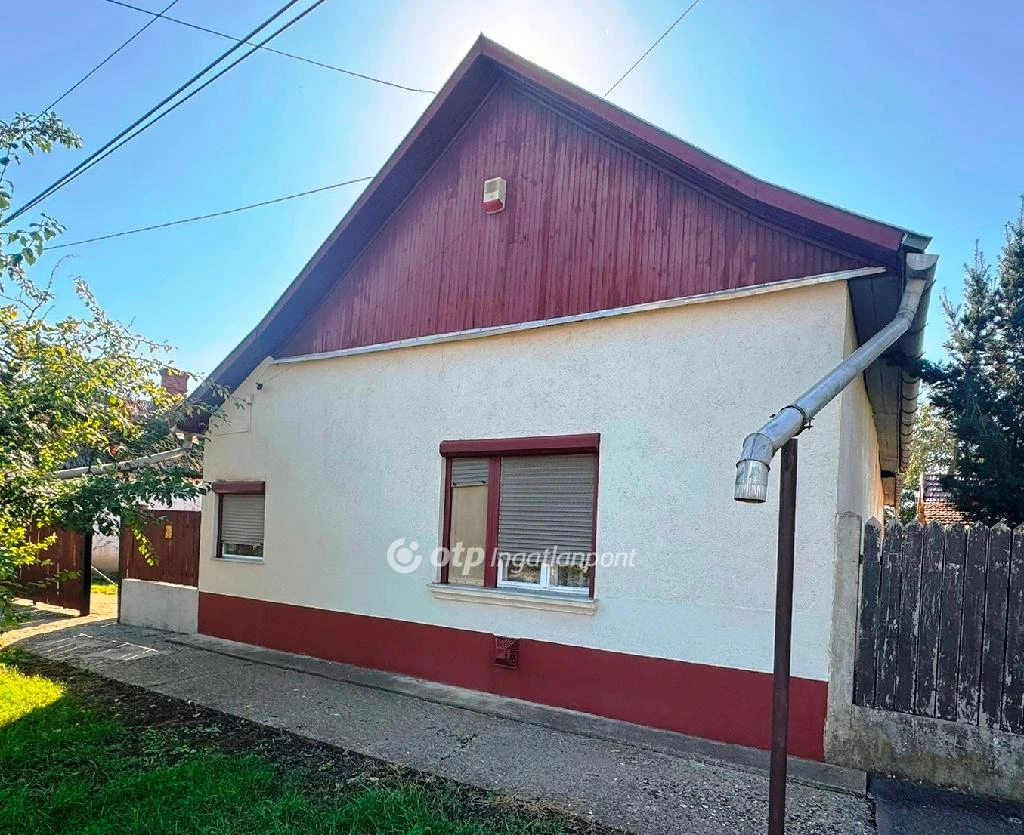 Eladó családi ház, Egyek, Központ közeli