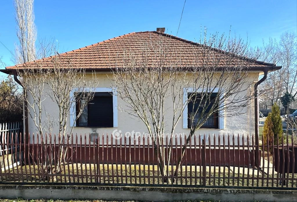 Eladó családi ház, Poroszló, Bolt környéke