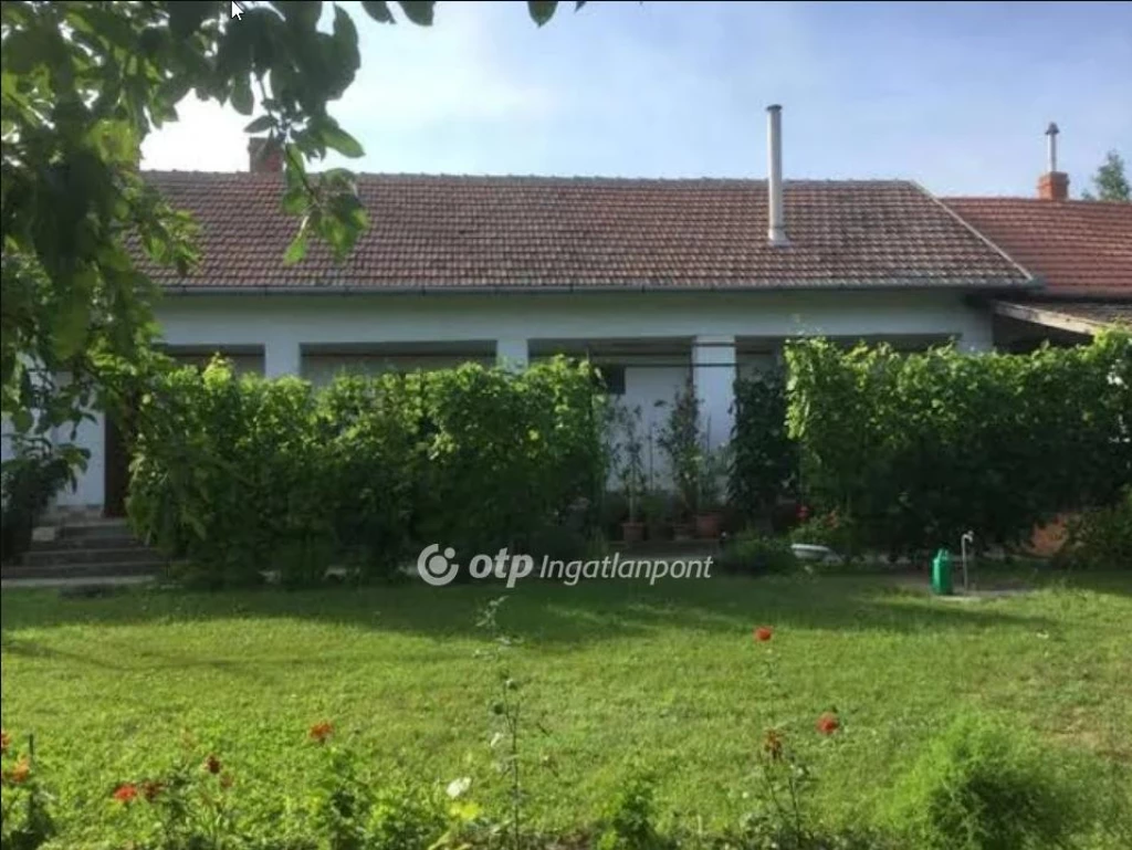 Eladó családi ház, Tiszaderzs, Központ közeli