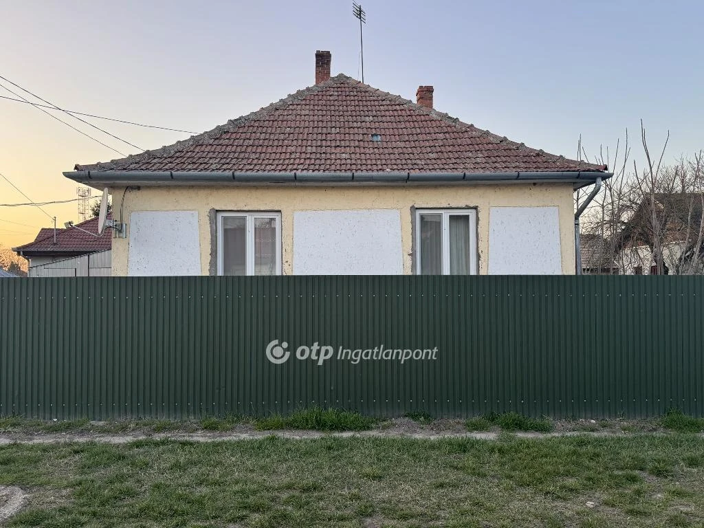 c3-1-name c2-1-name, Poroszló, Központ közeli