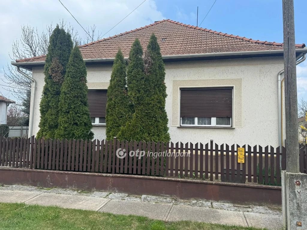 Eladó családi ház, Tiszafüred, Központ közeli