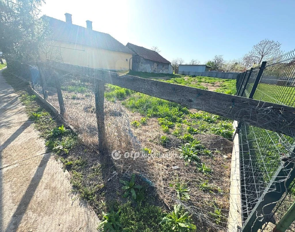 c3-1-name c2-50-name, Poroszló, Központ közeli