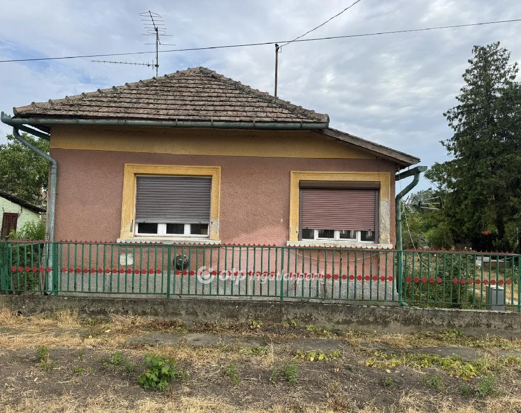 Eladó családi ház, Tiszaigar, Központ közeli