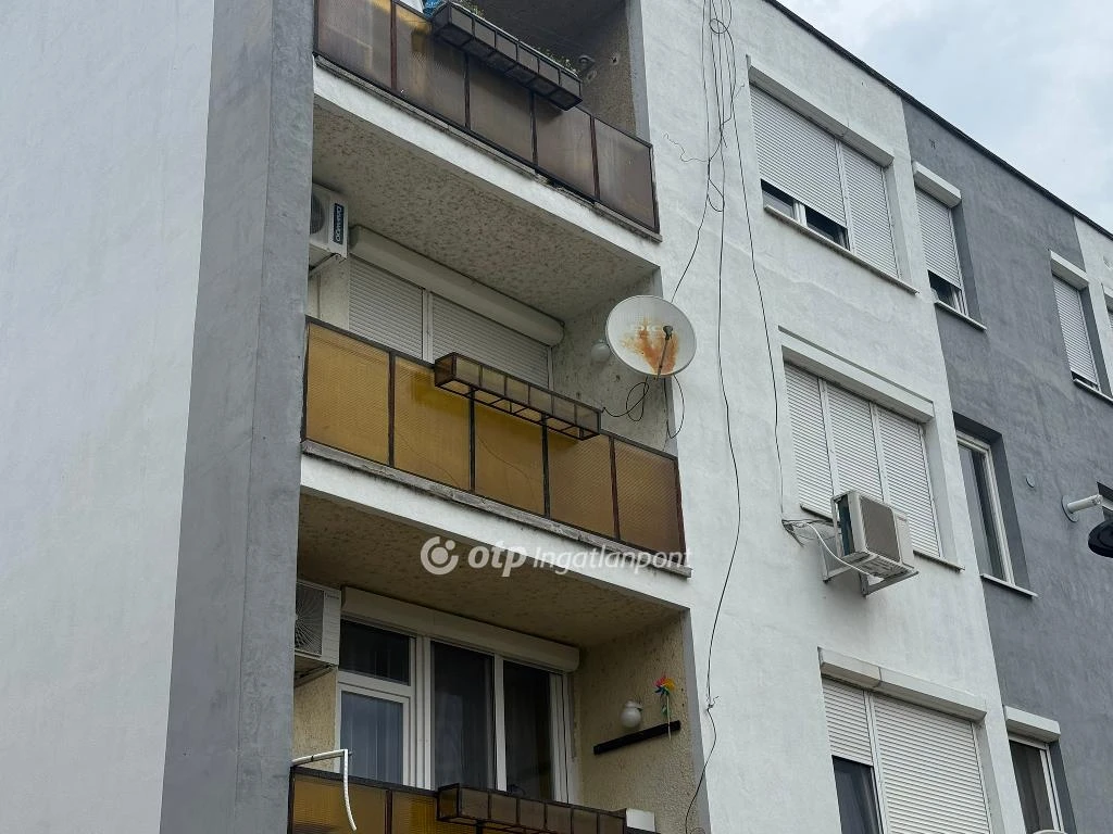 Eladó téglalakás, Tiszafüred, Lakótelep