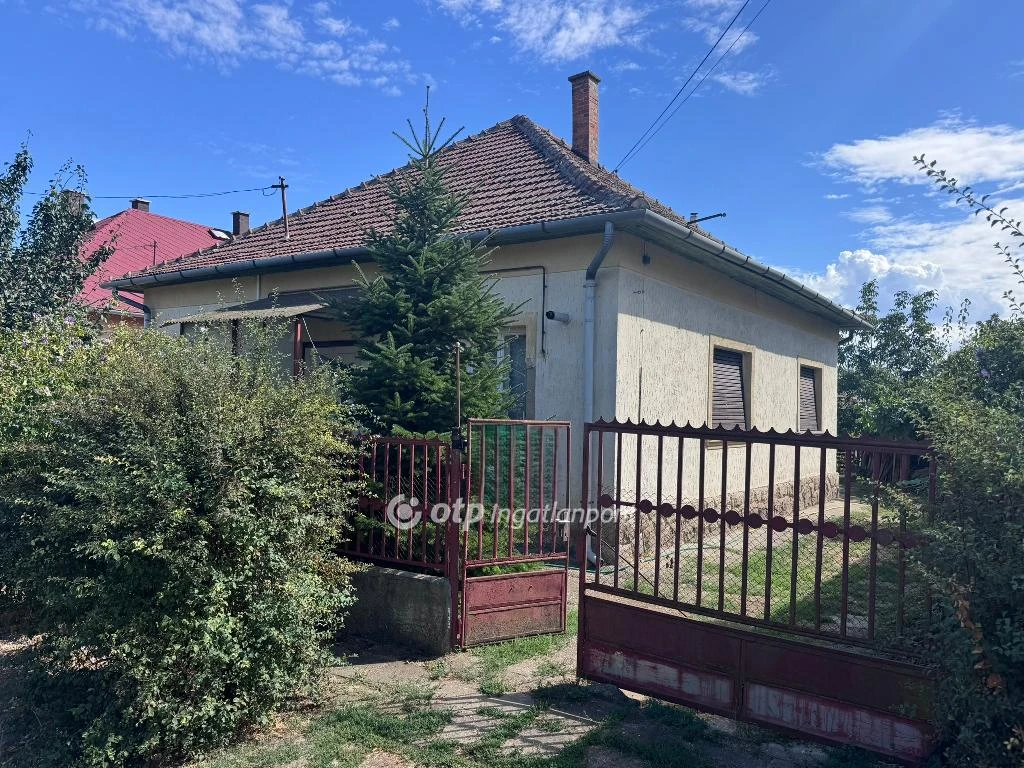 Eladó családi ház, Tiszafüred, Központ közeli