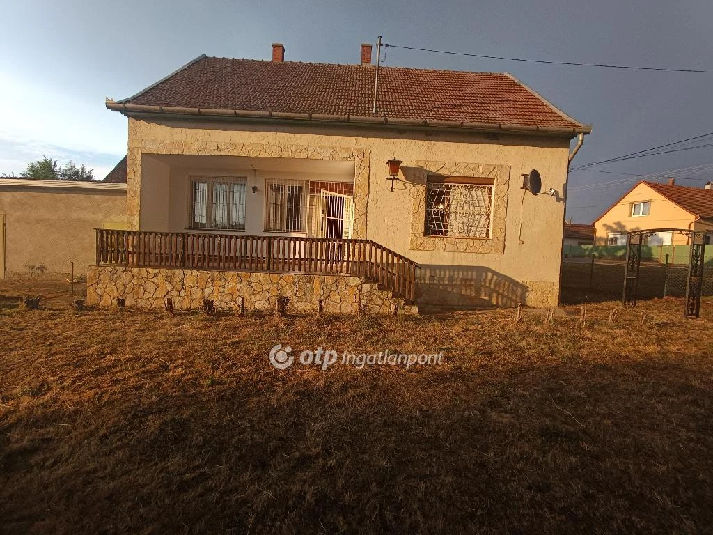 Eladó családi ház, Egyek, Központ